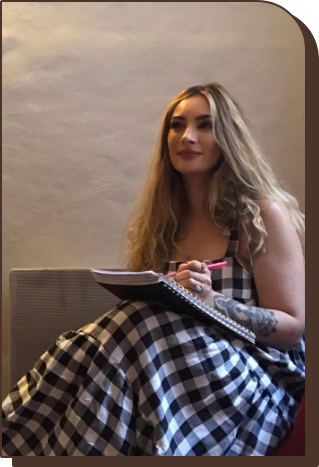 photo portrait de Noémie Rabassa, assise en consultation, en prise de notes